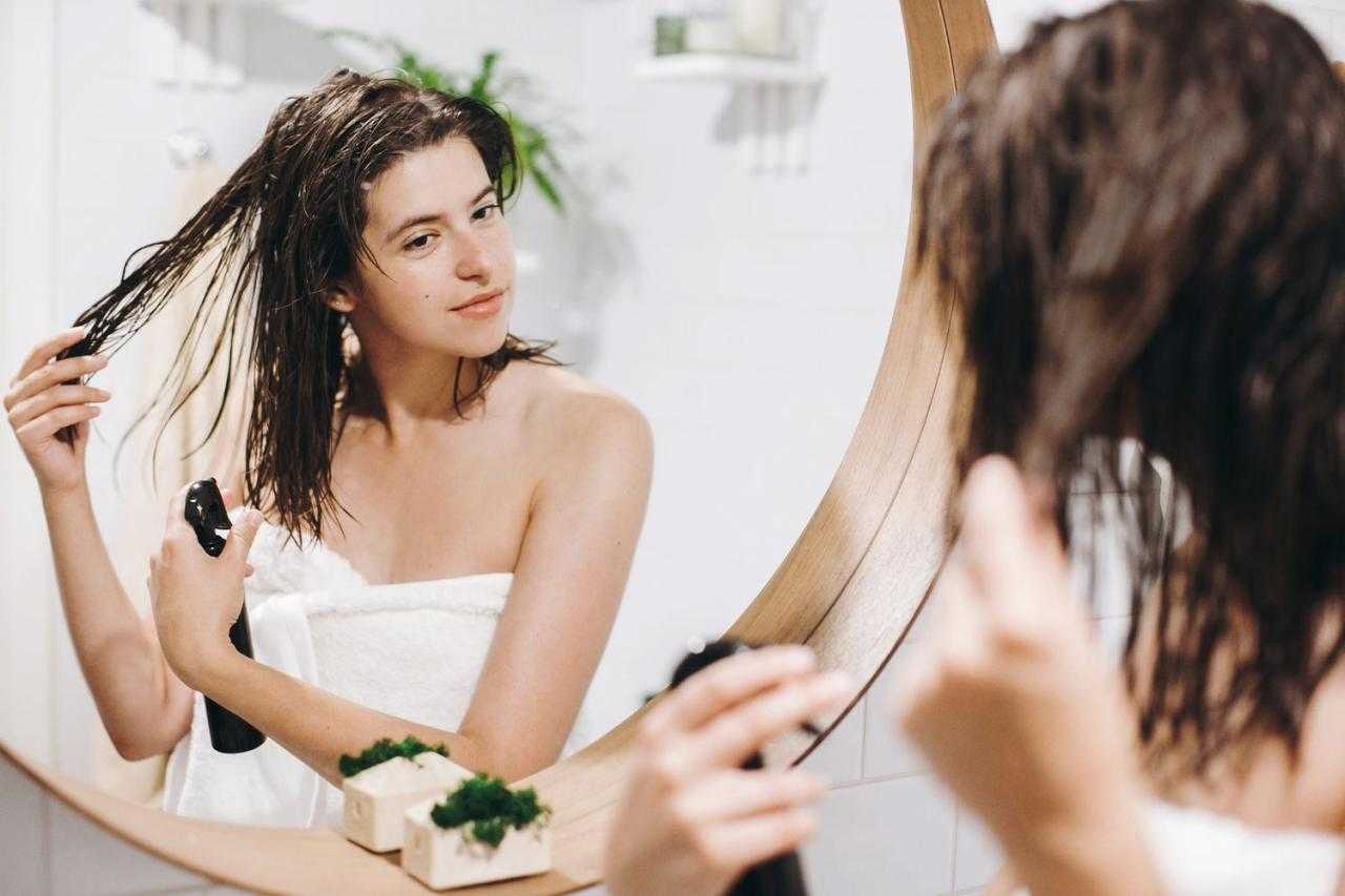 Comment hydrater les cheveux secs pour obtenir vos mèches les plus brillantes jusqu’à présent
